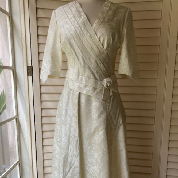 Vintage Ivory Satin Wedding Gown - Picture 2 of 16